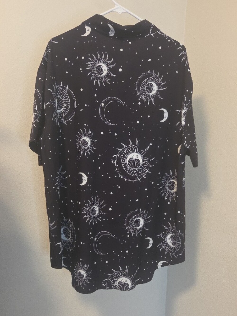 ROMWE Black Short-Sleeve Button-Down Shirt with White Sun & Moon Print - Picture 4 of 6